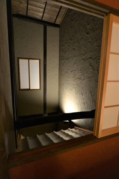 Jr京都駅徒歩10分。お風呂が素敵な貸切京町家。6人まで最適。 Villa *